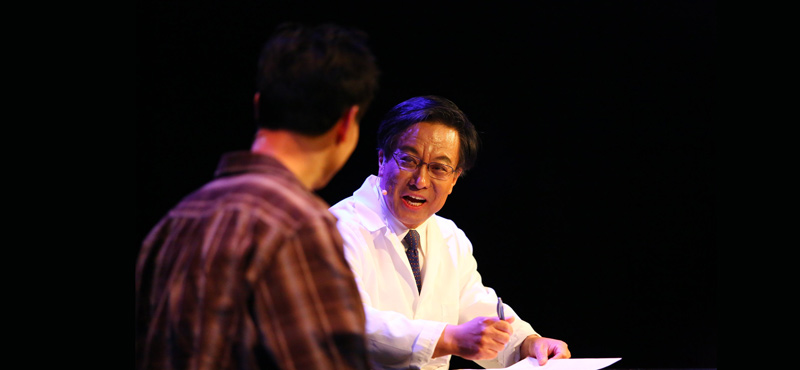 徐荃（左）飾演精神病醫生